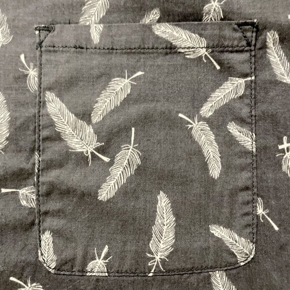 HOWE Dark grey white feather print short-sleeve button-down shirt MEDIUM LARGE - Picture 4 of 12